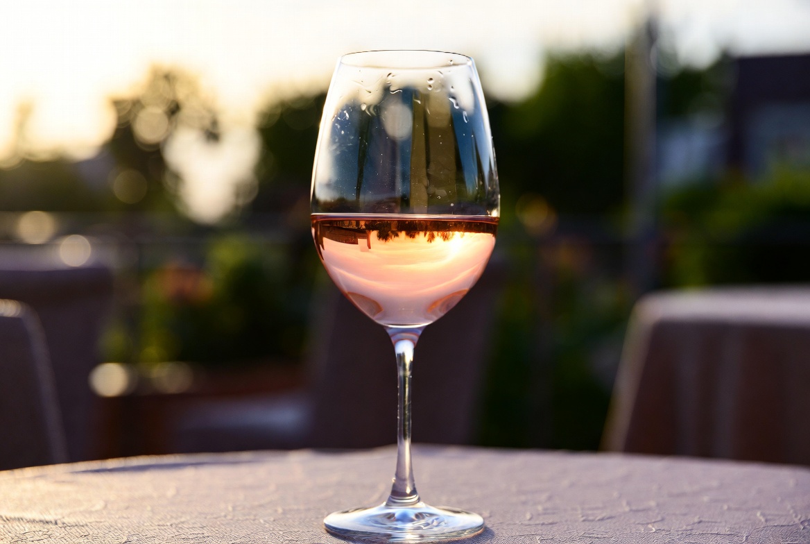 Un bon petit vin rosé, savouré dans la douceur du soir à l’Escarelle
